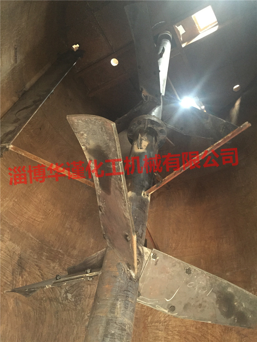 大型搅拌器安装现场