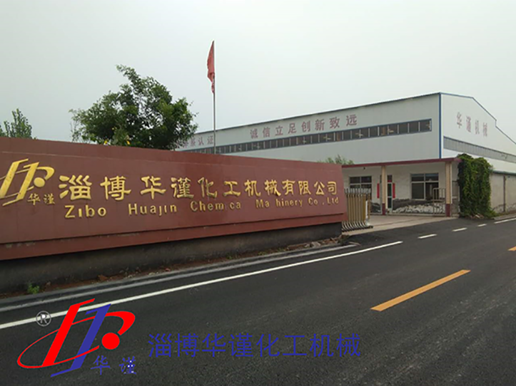 <p>     淄博华谨化工机械有限公司<br/> </p> <p>     前段时间，我们淄博华谨化工机械有限公司在给山东滨州某精细化工厂进行搅拌器改造项目中，利用J320B型高效宽叶轴流式搅拌器替代原来的开启涡轮式搅拌器，达到了显著的节能降耗效果，取得了圆满成功。 </p> <p>     案例情况介绍如下，客户的搅拌罐直径7.5米，高度十米，搅拌的物料是石灰浆乳液，固含量20%-25%。原来的搅拌器是采用两层窄桨叶开启涡轮搅拌，转速每分钟35转，配置45kw电机，运行电流一直在80A以上甚至超电流，原已减速机维修多次。我公司接手后，经过技术人员的谨慎设计，提出如下改造方案：搅拌器更换为两层宽叶轴流式J320B型搅拌器，直径略微加大，减速机更换齿轮减速机，转速调整为每分钟33转，电机利旧。在客户的信任和支持下，改造方案顺利实施。改造后设备正常运行的电流测量48A，物料增加最大也不超过52安。也就是说，目前配置的电机可以从原来的45Kw至少可以降到37Kw,而且还有很大的安全余量（＞30%）。计算节能效果35%，即运行的能耗降低了起码30%以上，大大节约了设备运行的成本。而且据客户反映物料的搅拌效果比原来的开启涡轮搅拌器的搅拌效果还要好。 </p> <p>     这个真实的案例充分反映了轴流式搅拌器J320B的节能情况。简单介绍一下这种轴流式搅拌器的形状特点。该轴流式搅拌器设计理念借鉴了国际上先进的轴流式搅拌器桨叶的特点，包括美国的A310桨叶，还有德国的一些搅拌器的特点，它采用了较宽大的叶片，成多段弧形曲线过渡结构，利用精密的模具，将三片宽大的叶片压制成相同特定的弧状流线形状，保证了三片桨叶的一致性也避免了桨叶的不平衡。从流体力学的角度，该流线型桨叶在保证将物料推动旋转起来的同时，大大减少了旋转运动所遇到的物流阻力，从而做到既能满足物料的搅拌效果，又能降耗节能。不论是对液体物料混合，还是固液浆料的混合、悬浮都能达到理想的搅拌效果。<br/> </p> <p>     当前的地球资源和社会环境，对环保要求越来越高，节能降耗刻不容缓。我们期待淄博华谨J320B节能型轴流式搅拌器的应用越来越广，为社会环保做出越来越多的贡献. </p> <p>     <br/> </p>